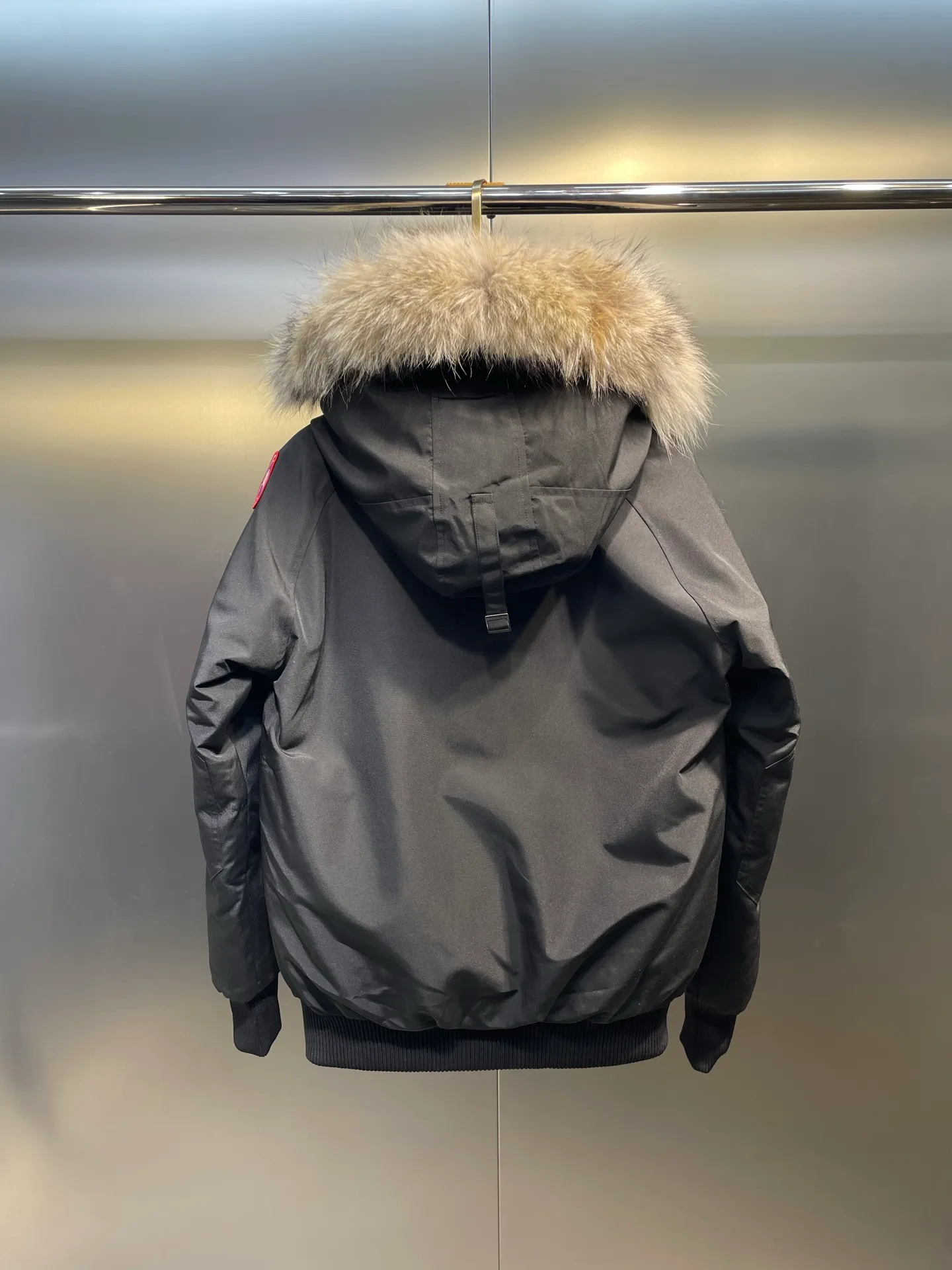 P780 high-end version Canada Goose Canada Goose #Chilliwack 7999M bomber jacket short down jacket/01 model #Men and Women Same Style# ➖ Genuine synchronous anti-counterfeiting chip sensor! ➖ Imported 21S polyester-cotton blended original fabric [last year’s 16S/18S hard fabrics have been completely eliminated, this year all use 21S genuine synchronous fabrics, the soft mid-strap feels delicate and textured], genuine synchronous Feather-Light 10D waterproof coating fabric, made of 84.5 polyester fiber and 15.5 cotton, 100% the best feel in the entire network! ➖ The genuine official website is synchronized with the national standard 80 white duck down, you can check the official website customer service, there will never be a series of misleading claims such as 90 down or goose down! ➖ Using the best nylon lining with double double-layer sealing design, velvet-proof No. 7 needle + grid-filled down ready-made garments, there is 100% no so-called velvet running! ➖ The cuffs are designed with thickened seamless threads, and the collar and pockets are lined with top-quality polar fleece to keep you warm and comfortable! ➖ Yoshida YKK provides original custom-made electroplated sliders. YKK two-way lockable zippers are tight and smooth and will not peel off paint! ➖ 3M composite guarantees that the Velcro is the same as the original, durable, and all accessories and hardware are custom-made! ➖ Imported BEHRINGER embroidery machine to customize the 10,000-needle embroidery logo, 98% of which can be reproduced to restore the original logo. You can check and compare on the official website! ➖ The fur collars are all made of large pieces of Western Canadian blue wolf hide, ensuring that each fur collar is 13-15cm wide!   Size:XS-XXL
